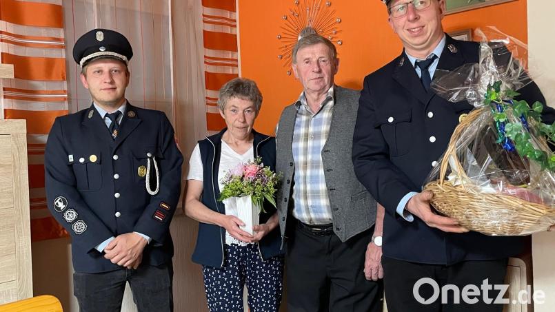 Die Feuerwehr Hermannsreuth gratulierte Herbert Schabner zum 70. Geburtstag. Im Bild: (von links) Kommandant Manuel Gleißner, Anna Schabner, Herbert Schabner und Vorsitzender Christian Weigl. Bild: Feuerwehr Hermannsreuth/exb