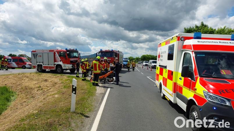 Die Feuerwehr Kemnath regelte nach den Auffahrunfall, bei dem sich ein 62-jähriger Rollerfahrer leicht verletzte, den Verkehr. Bild: Feuerwehr Kemnath/exb