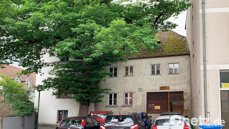Das ehemalige Milchladl in der Scheibenstraße 9 hätte eine Sanierung und neue Nutzung verdient. Zumindest der Platz vor dem Haus ist als Parkplatz beliebt. Die Stadt sucht für das Gebäude und den angrenzenden Flurerturm (vom Baum verdeckt) einen Käufer. Bild: Gabi Schönberger