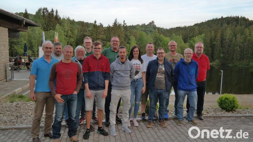 Der neue Vorstand mit (von links) Alfred Schöber, Roland Gmeiner, Stefan Strunz, Georg Säckl, Tobias Bauer, Fabian Bauer, Andreas Bauer, Patrick Jung, Claudia Vogelsteller, Ingo Rinaldi, Benedikt Hacker, Andreas Troppmann (Vorsitzender), Ulrich Helget und Richard Gradl. Bild: Günter Kick/exb