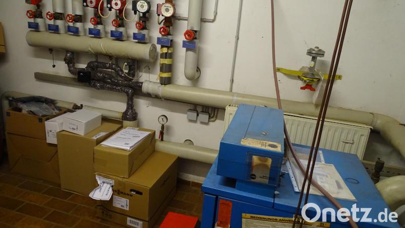 Eine Ansicht, die der momentanen Situationsbeschreibung dient. Im Vordergrund steht die 35 Jahre alte Ölheizung des Fensterbacher Rathauses. Daneben sind Pakete mit Teilen der vom Gemeinderat bestellten neuen Ölheizung einstweilen abgestellt. Der Vertragslieferant aus Schwandorf, das steht fest, verzichtet nicht auf seinen Kontrakt. Bild: Houschka