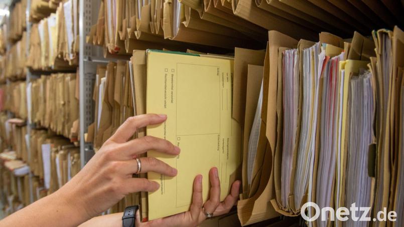 Das relativ hohe Maß an Akten in einem verhältnismäßig kleinen Betrugsfall einer in Amberg-Sulzbach praktizierenden Ärztin überrascht. Symbolbild: Stefan Puchner/dpa