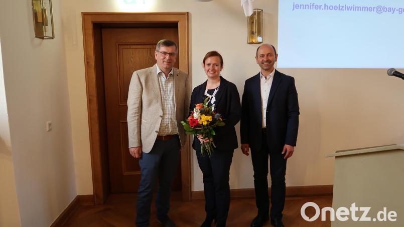 Die Bürgermeister Peter Braun (links) und Hans Ram (rechts) bedankten sich bei Jennifer Hölzlwimmer für den Fachvortrag Bild: tra