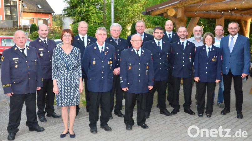 Die Kommandanten und Vorsitzenden der Ortswehren begleiten ihre langjährigen Mitglieder Theo Werner und Tobias Bauriedl (Vierter und Fünfter von rechts), Johann Kick (Mitte) sowie Josef Zintl (Siebter von links) und Kurt Immer (Fünfter von links). Bild: fjo