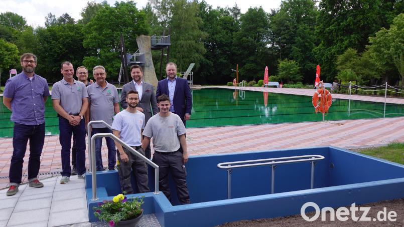 Metallbauer Martin Schmidt, Schwimmmeister Kai Wolf, Projektionsleiter Christoph Brand, Geschäftsführer Günther Strobel, von der Firma Markgraf Alexander Holzmüller und Florian Praller (hinten von links) sowie Tim Lautner und Tobias Müller, zwei der sieben Azubis der Projektgruppe, freuten sich über das gelungene Werk. Bild: bkr