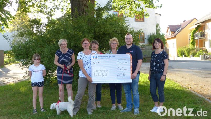 Mitglieder des Frauenbunds Wildenau übergaben eine Spende in Höhe von 1000 Euro an Lukas Münster (Zweiter von rechts) vom BRK. Das Geld ist für Geflüchtete aus der Ukraine in Fockenfeld gedacht. Bild: Maria Haubner/exb