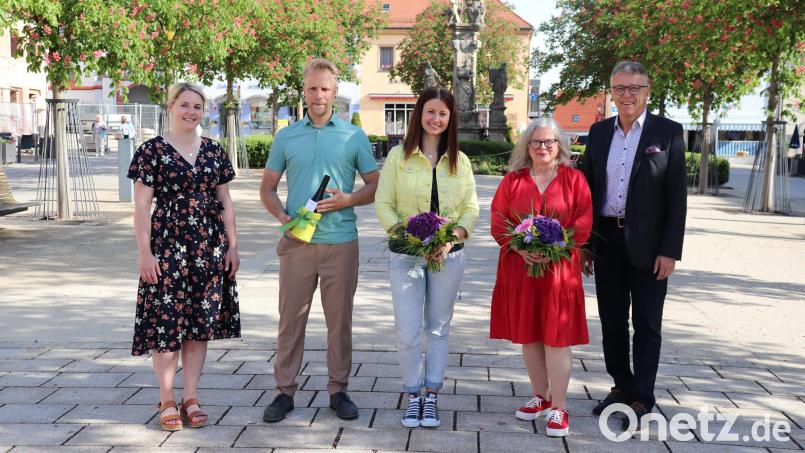 Michael Dörfler ist neuer Bauhof-Leiter (Zweiter von links), ebenfalls neu sind Andrea Stich (Mitte) im Stadtbauamt und Karin Barth (Zweite von rechts) als Leiterin der Tourist-Info. Franz Stahl (rechts) und Rebecca Keck (links) hießen die Drei in ihren neuen Posten willkommen. Bild: Stadt Tirschenreuth/exb