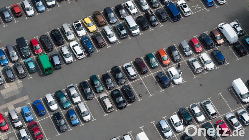 Ein Unbekannter hat auf dem Parkplatz des Rewe-Supermarkts in Pressath einen Unfall verursacht. Danach ist er abgehauen. Symbolbild: Sebastian Kahnert/dpa