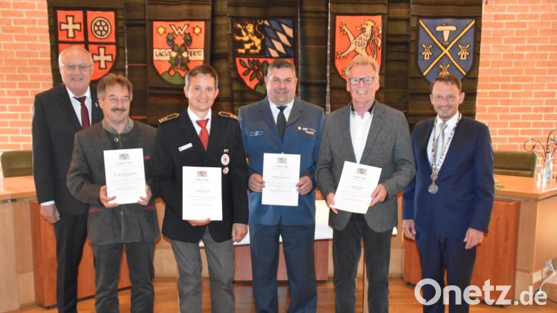 Oberbürgermeister Jens Meyer (rechts) und Bürgermeister Lothar Höher (links) zeichnen verdiente Mitstreiter von BRK und THW aus. Hermann Papacek sowie BRK-Kreisbereitschaftsleiter Thomas Rauch (Zweiter und Dritter von links) nehmen die Ehrung stellvertretend für Michael Papacek und Hubert Prölß entgegen., daneben Stefan Duschner und Hugo Diehl. Bild: hcz
