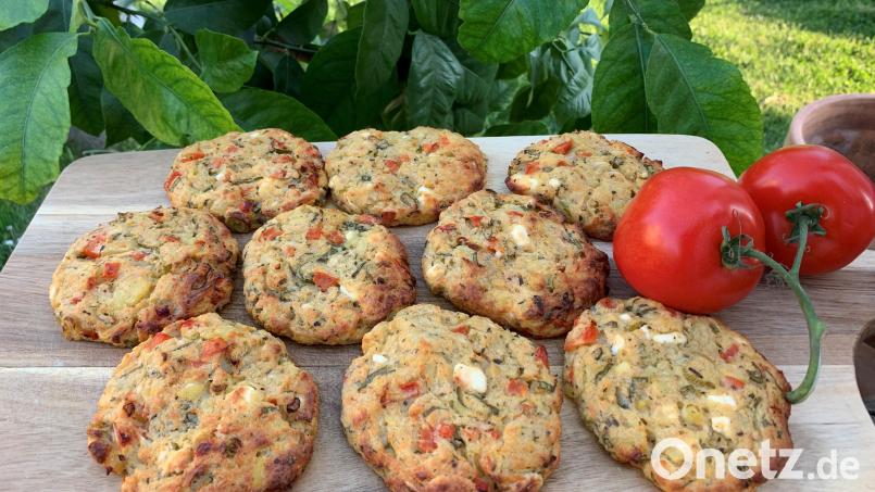 Die Patatokeftedes werden im Backofen goldbraun gebacken. Bild: Michael Schiffer