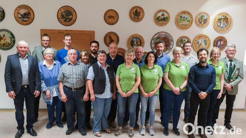 Die Schützengesellschaft Paulsdorf wählt einen neuen Vorstand (von links): Zweiter Bürgermeister Franz Weiß, Gerhard Singer, Stefanie Richter, Markus Felbinger, Robert Meiler, Rita Butz, Simon Rühlicke, Anna Meiler, Robert Aschenbrenner, Maria Aschenbrenner, Siegbert Rühlicke, Sigrid Schörner, Daniel Liegl, Ingrid Singer, Stephan Meiler, Michael Plata, Tanja Singer und Vorsitzender Christian Schörner. Bild: rst