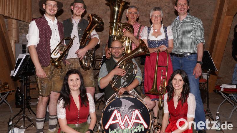 Die Gruppe „AWA böhmisch“ gestaltete einen musikalischen Abend im Schloßbauernhof in Altfalter. Bild: Roland Kraus/exb