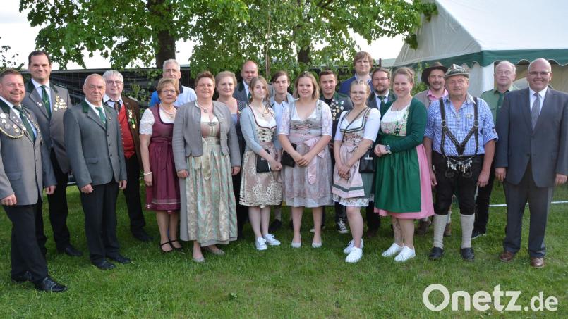 Eine Vielzahl von Mitgliedern zeichnete der Schützenverein Ottengrün beim Ehrenabend aus. Unser Bild zeigt die Geehrten mit Vorsitzendem Armin Strohmaier (Zweiter von links), Stellvertretendem Bezirksschützenmeister Dieter Beer (Vierter von links) und Bürgermeister Klaus Meyer (rechts). Bild: jr