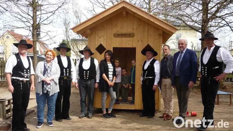Die Zimmerer-Innung übergab das verloste Spielhaus an den Josefine-und Louise- Haas Kindergarten Bild: Harald Kurz/exb