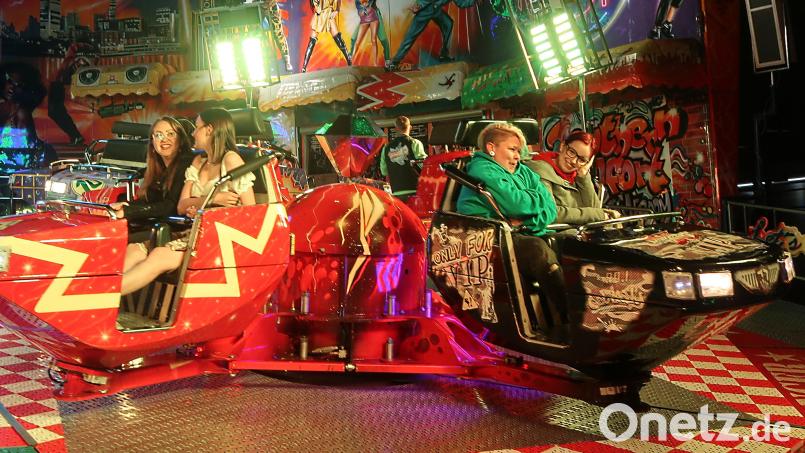 Auf der Mai-Dult in Regensburg hat am Freitagabend ein Fahrgeschäft einen 14-jährigen Jungen aus dem Landkreis Regensburg verletzt. Der genaue Unfallhergang ist der Polizei nicht bekannt. Symbolbild: Kunz