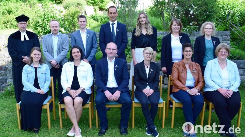 Die zwölf Jubelkonfirmanden mit Pfarrer Thomas Schertel (links) im evangelischen Pfarrgarten. Bild: no