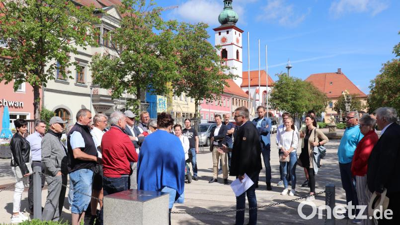Die Führung mit Bürgermeister Franz Stahl (vorne, mit weißem Blatt in der Hand) begann auf dem bereits vor 15 Jahren neu gestalteten Marktplatz der Kreisstadt. Bild: Stadt Tirschenreuth/exb