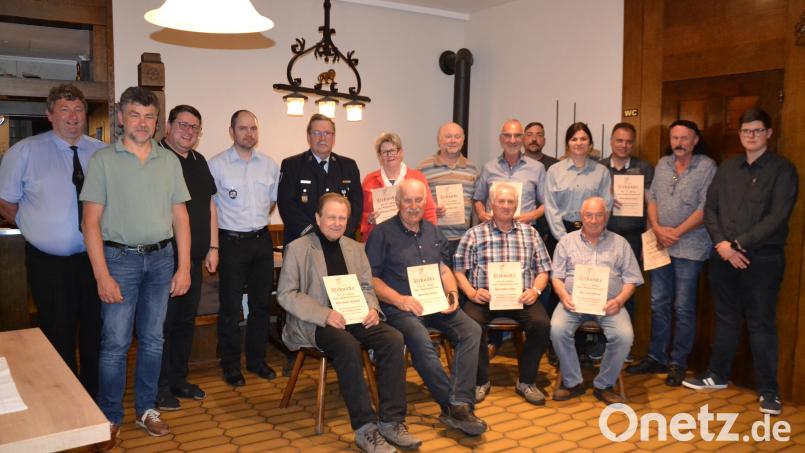 Zahlreiche Feuerwehrleute werden bei der Jahreshauptverssammlung für jahrzehntelange Treue durch Vorsitzenden Josef Hierold jun. (links) und Kommandant Bernhard Meiller (Vierter von links) geehrt. Dazu gratulieren Kreisbrandmeister Thomas Kleber, zweiter Bürgermeister Bernhard Rom und Pfarrer Udo Klösel. Bild: gi