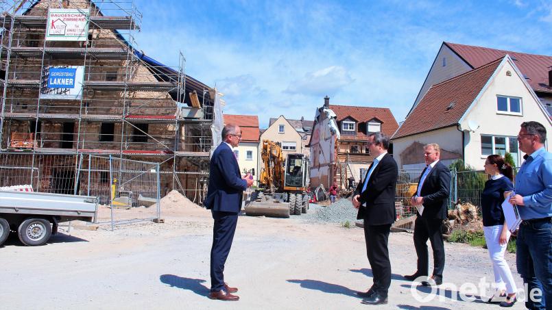 Bürgermeister Roman Schäffler (links) erläuterte dem Regierungsvizepräsidenten (Zweiter von links) die aktuellen Maßnahmen am "Lenz-Bräu" . Bild: stg