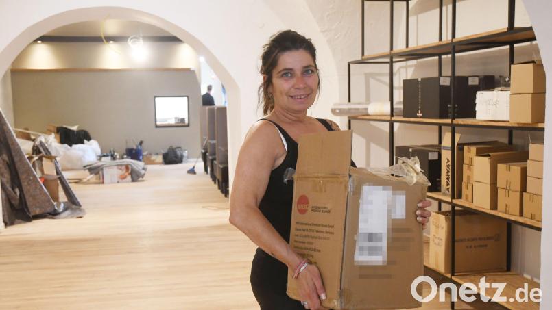 Noch ist bei Tamara Da Dalto Kistenschleppen angesagt, doch schon in wenigen Wochen soll ihr neues italienisches Café am Unteren Markt in Weiden eröffnen. Bild: Gabi Schönberger