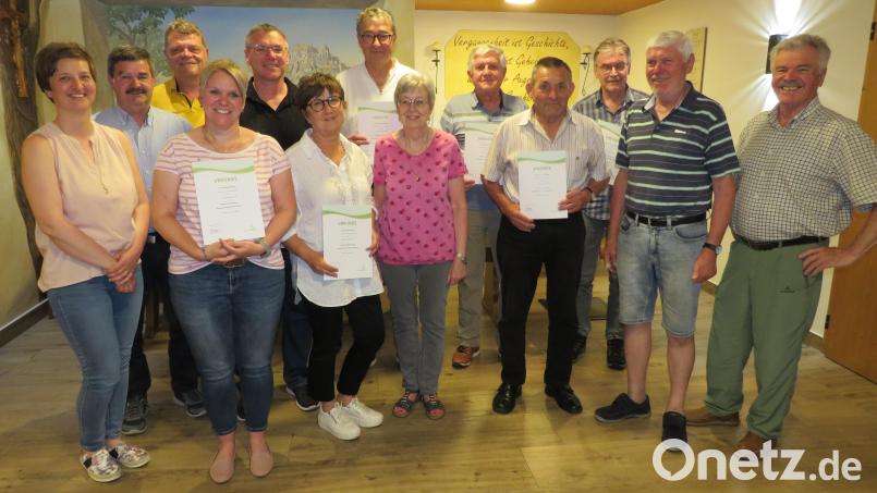 Vorsitzender Franz Bringer (rechts) mit dem neu gewählte Vorstand und den Geehrten.. Bild: adj