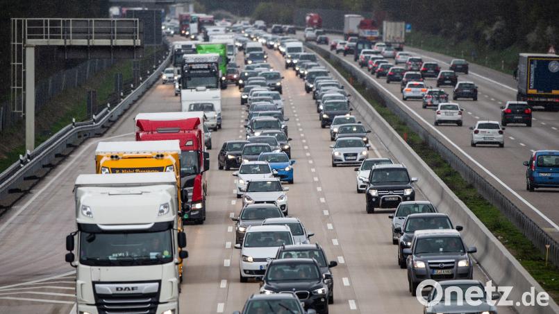 Autos und Lastwagen stehen im Stau. Symbolbild: Christophe Gateau/dpa