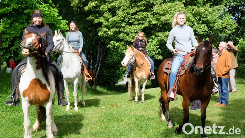 Eine Reitergruppe beim Eintreffen auf dem Barbaraberg. Die Organisatoren schätzten die Beteiligung auf zirka 60 Rösser. Auch zwei Kutschen trafen ein. Bild: do