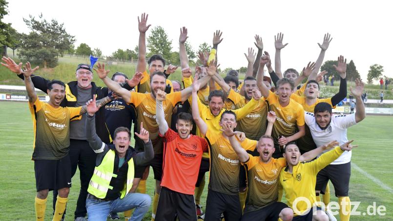 Mit einem 1:0-Erfolg im Relegationsspiel gegen den TuS Rosenberg am Donnerstagabend in Hahnbach sicherte sich die DJK Seugast mit ihrem Trainer Akram Abdel-Haq (vorne links) das Ticket zur Kreisliga in der kommenden Saison. Bild: Hubert Ziegler