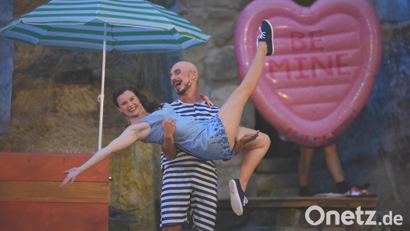 Federleichter Theaterspaß: Im Weißen Rössl gibt es auch ein Happy End auch für den &quot;schönen Sigismund&quot; (Tobias Schäffler) und sein Klärchen (Theresa Weidhas). Archivbild: Tobias Schwarzmeier