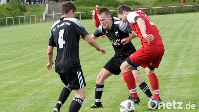 Die Sportfreunde Kondrau kämpfen am Sonntag gegen die SG Griesbach/Großkonreuth um den Klassenerhalt in der Kreisliga. Das Bild zeigt die Kondrauer Luka Frank (Nummer 4) und Julian Bötzl in der Partie beim TSV Konnersreuth (rechts Stefan Siller). Bild: hho