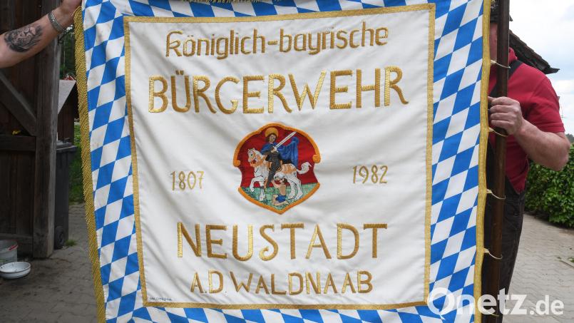 Auf der Fahne der Historischen Bürgerwehr der Stadt Neustadt prangt das Stadtwappen. Für die Verwendung in einem Buch über die historische Truppe musste erst eine Genehmigung her. Bild: Gabi Schönberger