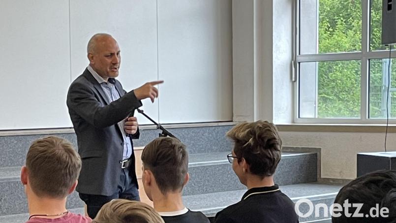 Europaabgeordneter Ismail Ertug diskutierte am Tag des Grundgesetzes mit Zehnt- und Elftklässlern des Herzog-Christian-August-Gymnasiums über Politik. Bild: Tobias Grieb/exb