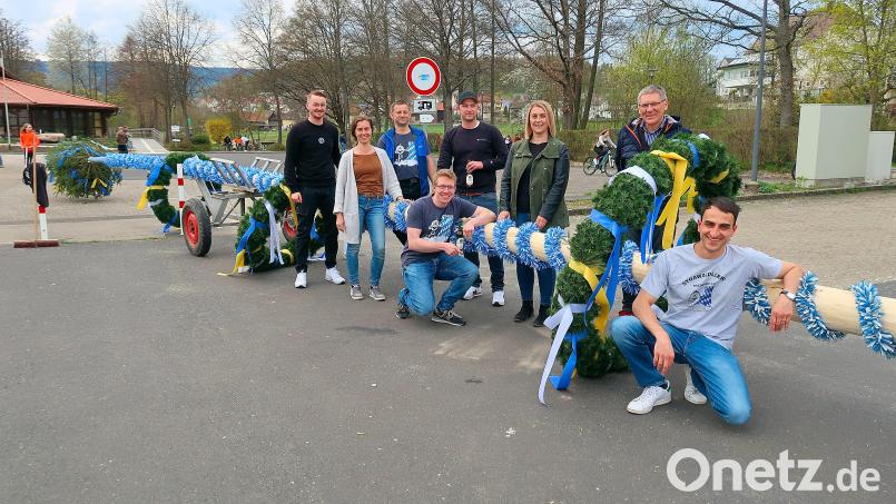 Das Aufstellen eines stattlichen Maibaums gehört alle Jahre zu den freiwilligen Aufgaben der Jugendorganisation Stoawaldlerer in Friedenfels. Im Bild ein Teil der Vorstandschaft mit Bürgermeister Oskar Schuster (Zweiter von rechts) bei den Vorbereitungen in diesem Jahr auf dem großen Parkplatz vor der Steinwaldhalle. Archivbild: bsc