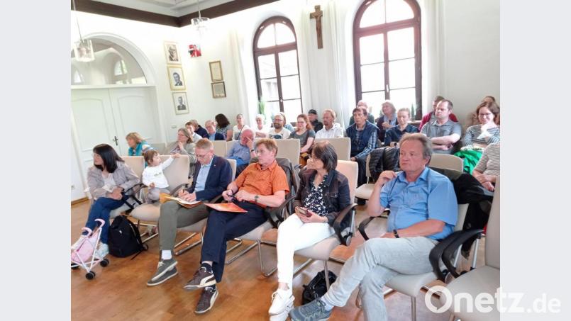 Etwa 30 Anwohner informierten sich im Rathaus über die geänderte Planung zum Mehrfamilienhaus-Projekt an der Ringstraße. Bild: fpoz