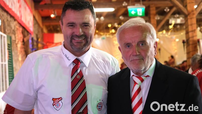 Vorsitzender Bernd Hofmann (rechts) ernannte den langjährigen Busfahrer Herbert Lang (links) zum Ehrenmitglied des FC-Bayern-Fancluibs. Bild: Hirsch