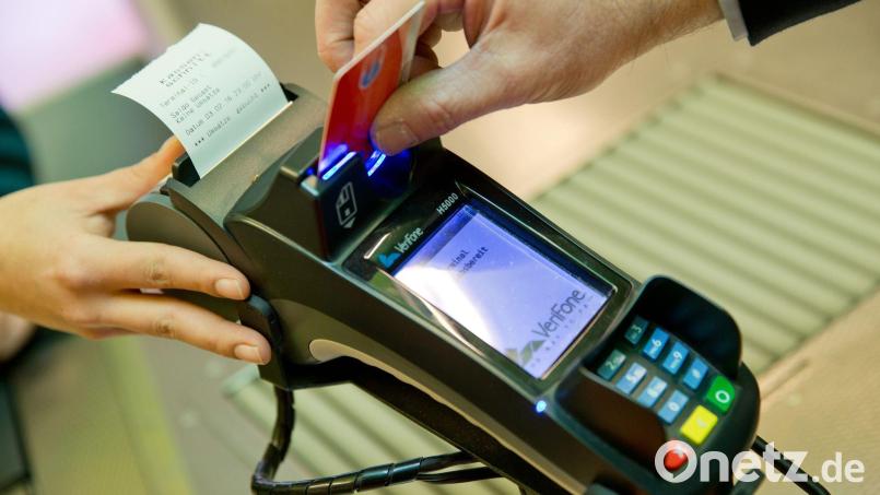 Viele Zahlungs-Terminals in Geschäften sind weiter gestört. Bild: Daniel Karmann/dpa