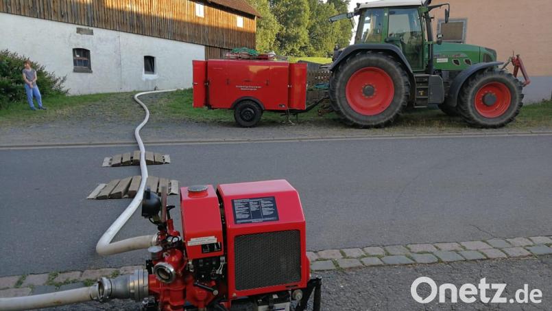 Die Hannersgrüner Wehr hat aktuell nur einen 60 Jahre alten Tragkraftspritzenanhänger; sie soll im kommenden Jahr ein Tragkraftspritzenfahrzeug bekommen. Der Anhänger ist nicht mehr zeitgemäß, das Arbeiten damit laut Kommandant mitunter lebensgefährlich, wenn der Anhänger am Unfallort nicht als Einsatzgerät erkannt wird. Bild: exb/FW Hannersgrün