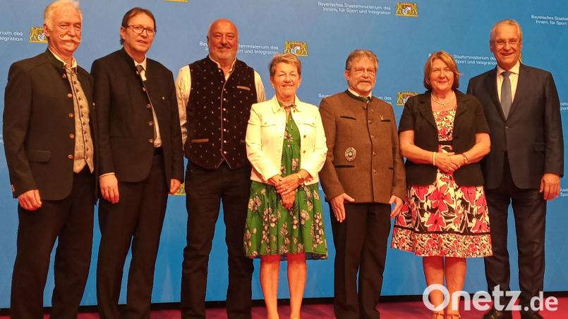 OSB-Präsident Franz Brunner, die Geehrten Christoph Kuchenreuter, Ralf Hergeth, Sieglinde Dirscherl und Peter Lugbauer, sowie die Ehrenamtsbeauftragte Bayerns, Eva Gottstein, und Innenminister Joachim Herrmann (von links). Bild: dl