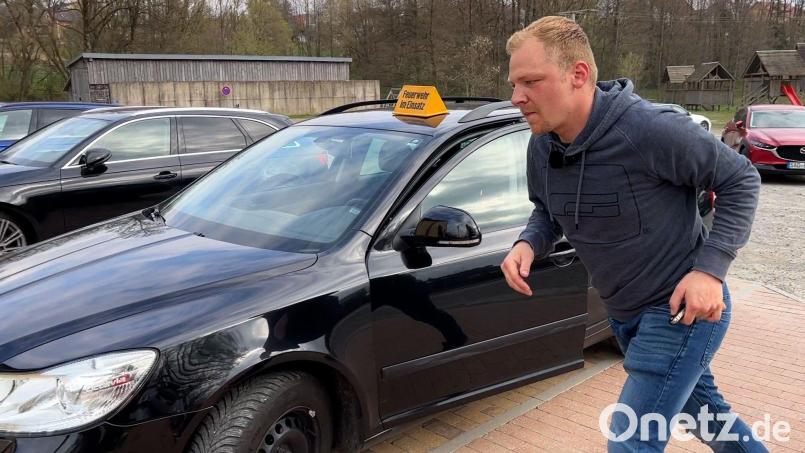 Berthold Eckl eilt zum Feuerwehrhaus: So sieht es aus, wenn Hilfe nötig ist und es um jede Sekunde geht. Bild: Heike Unger
