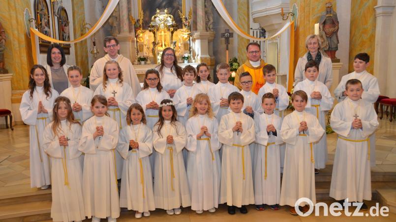 20 Buben und Mädchen feiern am Festtag Christi Himmelfahrt in der katholischen Stadtpfarrkirche Erstkommunion. Bild: dob