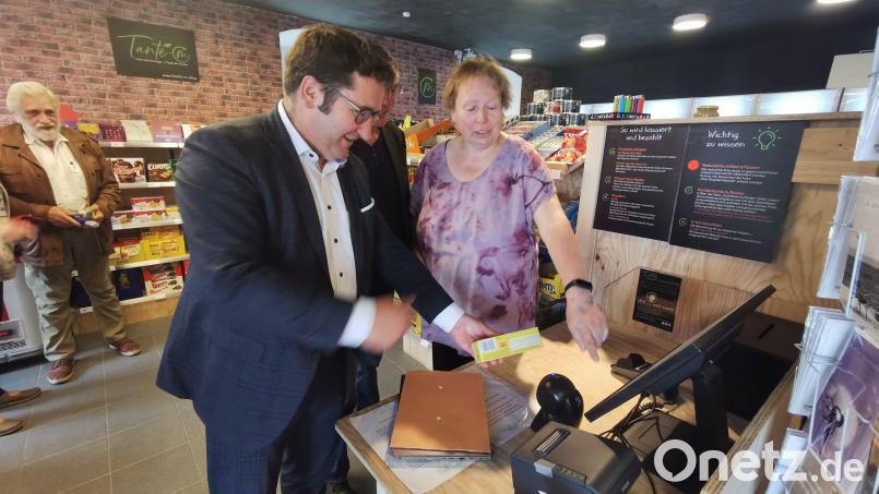 Tobias Gotthardt (Freie Wähler) beim Probeeinkauf im &quot;Tante M&quot;-Laden. Seine Fraktion will die Sonntagsöffnung nun per Dringlichkeitsantrag ermöglichen. Bild: exb/T. Gotthardt