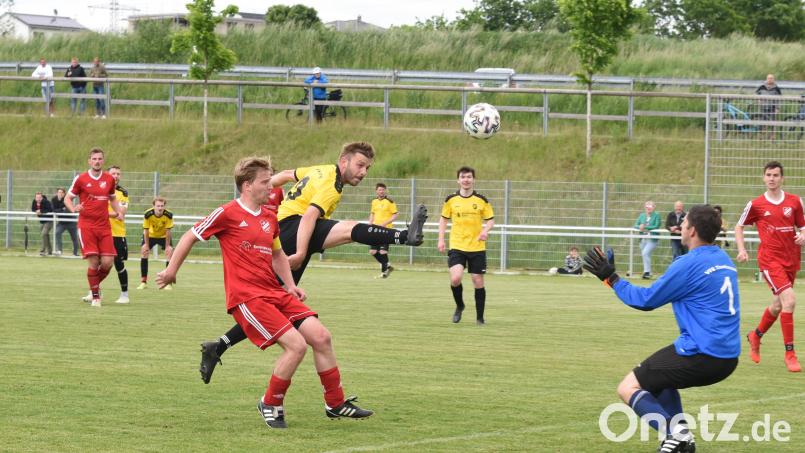 Das erste Relegationsspiel zur Kreisklasse verlor der VfB Thanhausen (Szene vor dem Kasten von VfB-Torhüter Oliver Hubmannn) am Donnerstag gegen den SV Etzelwang mit 1:6. Am Sonntag trifft Thanhausen in Reuth auf den SV Altenstadt/WN. Bild: Gebert