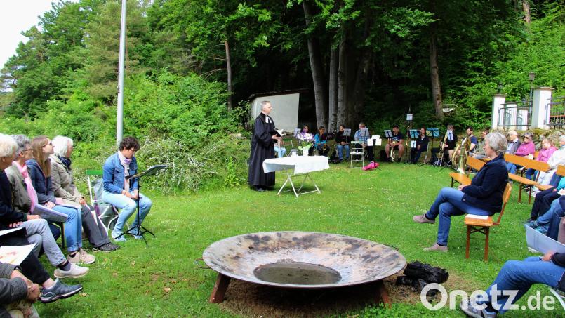 Beim Gottesdienst im Grünen ging Pfarrer Markus Vedder in seiner Predigt auf die Beschreibung der Himmelfahrt Christi ein. Bild: ds