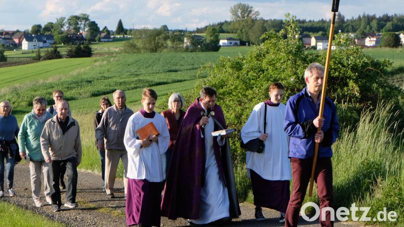 Die Bittgänge haben noch in vielen Pfarreien des Landkreises Tradition. Heuer, nach zwei Jahren Coronapause jkonnte sie wieder gepfeltg werden. An vier Tagen oder sogar fünf Tagen hintereinander ziehen die Gläubigen zu verschiedenen Orten und bringen ihre Anliegen vor. Auch in der Pfarrei Floß wird diese Tradition gepflegt. Bild: le