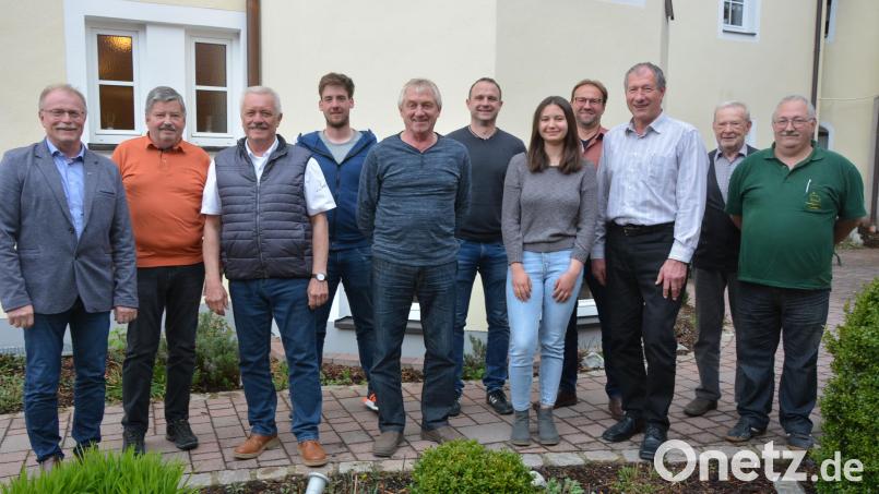 Mit diesem Führungsteam geht der Kaninchenzuchtverein Konnersreuth in die kommenden drei Jahre. Mit dabei sind (von links) Bürgermeister Max Bindl, Albert Patzina, Franz Proksch, Sebastian Konrad, Albert Schuller, Gerald Riolfi, Jugendsprecherin Sophie Zandt, Klaus Zandt, Vorsitzender Reinhard Wurm, Leopold Graßold und Robert Dietz. Bild: jr