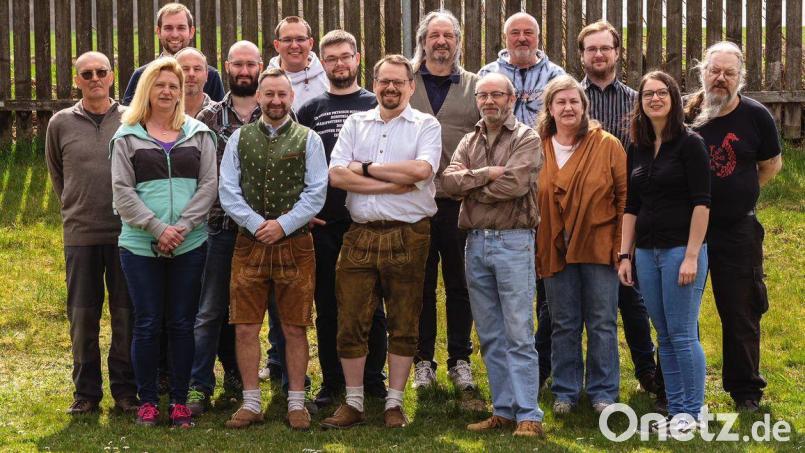 Der neue Diana-Vorstand (von links): Dieter Gabler, Stefanie Zach, Andreas Häusler, Peter Zach, Michel Böller, Martin Kraus, Stefan Panzer, Markus Hergeth, Thomas Wiesmann, Harald Thieme, Norbert Hundseder, Ralf Hergeth, Roswitha Hundseder, Stephan Köck, Christiane Thieme und Eric Schelenz. Bild: Thomas Wiesmann/exb