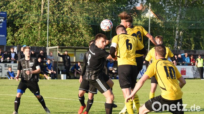 Der TSV Konnersreuth ist in der Relegation zur Bezirksliga bereits im ersten Spiel am SV Poppenreuth gescheitert. Das Bild zeigt eine Szene im Strafraum der Konnersreuther (schwarze Trikots). Bild: Gebert
