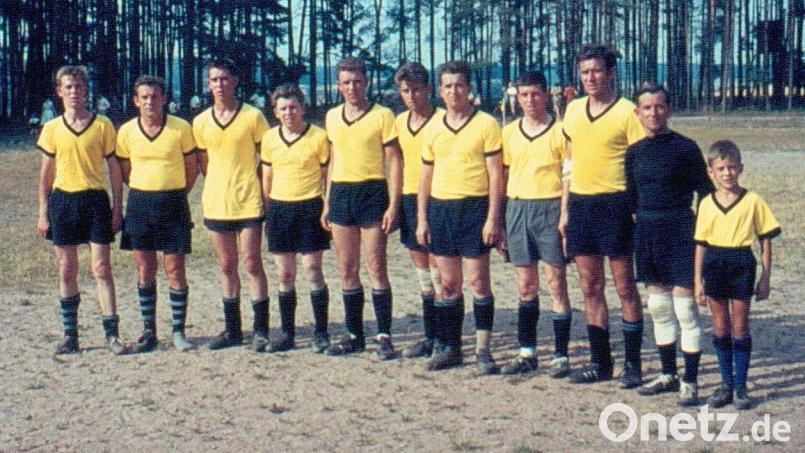 Die Herrmannelf schaffte es sogar in die Bild-Zeitung. Diese Aufnahme stammt von 1967. Von links nach rechts: Roland, Ernst, Werner, Georg, Willi, Karl, Erwin, Johann junior, Erich, Johann senior und Manfred Herrmann. Bild: Karl Richtmann