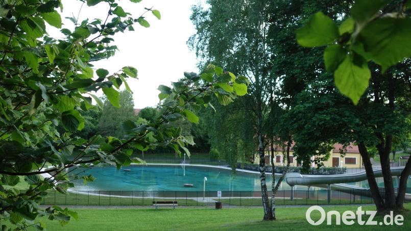 Mit einer optisch angenehmeren Umzäunung des Naturbadesees beginnt die neue Sommersaison im überregional beliebten Waidhauser Freizeitareal &quot;Bäckeröd&quot;. Bild: fjo
