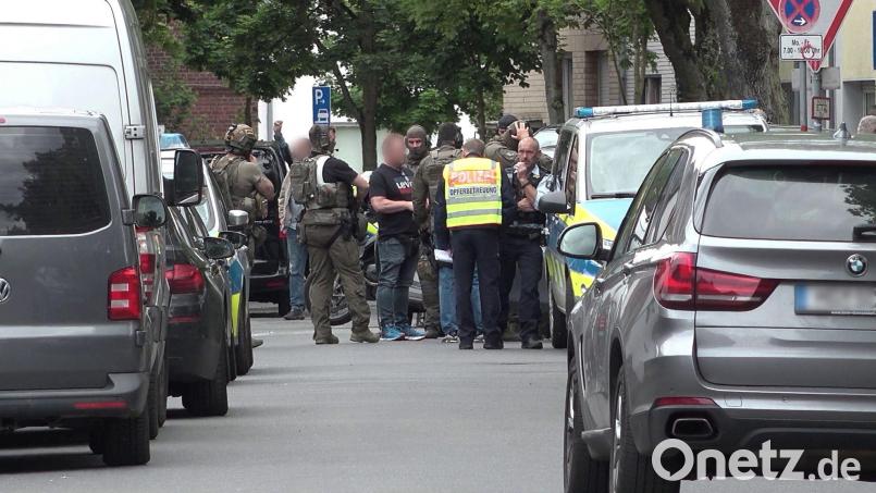 Der Polizeieinsatz in der Nähe der Schule in Disnlaken am Mittwoch. Bild: Erwin Pottgießer/TNN/dpa